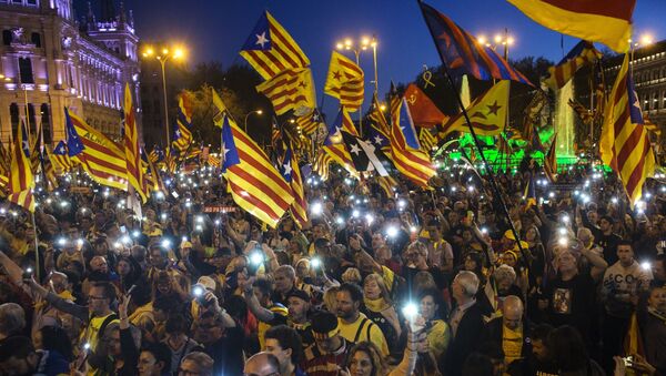 Những người tham gia cuộc biểu tình tại Madrid ủng hộ sự độc lập của Catalonia  - Sputnik Việt Nam