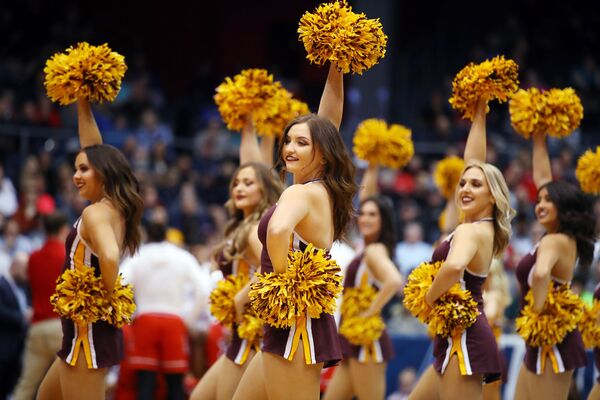 Các cô cổ vũ viên đội bóng rổ Arizona Sun Sun Devils biểu diễn tại trận đấu với St. John's Red Storm ở Dayton, bang Ohio - Sputnik Việt Nam