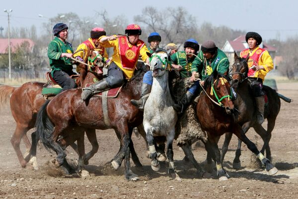 Những người tham gia trò chơi Kok-Boru trong khuôn khổ lễ kỷ niệm Navruz ở Bishkek, Kyrgyzstan - Sputnik Việt Nam
