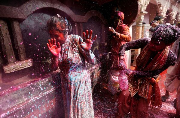 Những người tham gia lễ hội sắc màu Holi ở Nandgaon, Ấn Độ - Sputnik Việt Nam