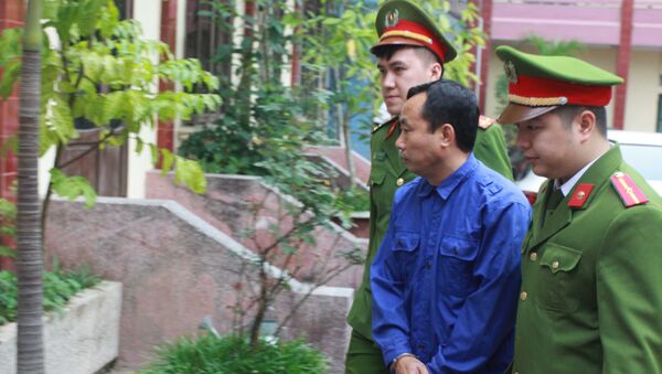 Một trong các bị can được dẫn giải vào phòng xét xử tại Tòa án nhân dân thành phố Thái Bình.  - Sputnik Việt Nam