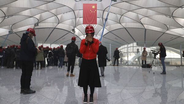 Наблюдатели в строящемся международном аэропорту Дасин в Китае - Sputnik Việt Nam