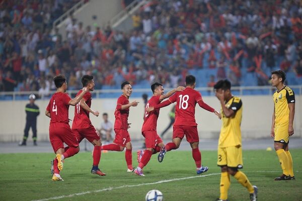 Cầu thủ đội tuyển Việt Nam ăn mừng bàng thắng mở tỉ số. Cầu thủ đội tuyển Việt Nam ăn mừng bàng thắng mở tỉ số. - Sputnik Việt Nam