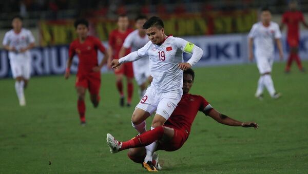Quang Hải (số 19) nỗ lực đi bóng trong sự truy cản quyết liệt của hậu vệ U23 Indonesia. - Sputnik Việt Nam
