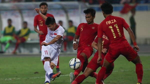 Pha dứt điểm của Đinh Thanh Bình (số 11) không vượt qua được hàng rào phòng ngự số đông của U23 Indonesia. Ảnh: - Sputnik Việt Nam