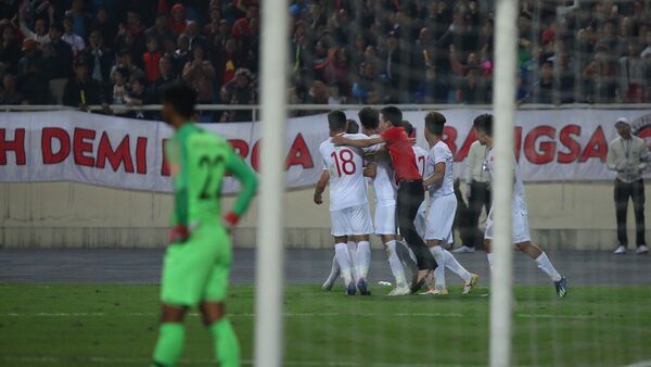 Cầu thủ U23 Việt Nam ăn mừng bàn thắng ở những giây bù giờ cuối cùng của trận đấu với pha đánh đầu của tiền vệ Triệu Việt Hưng (số 7). - Sputnik Việt Nam