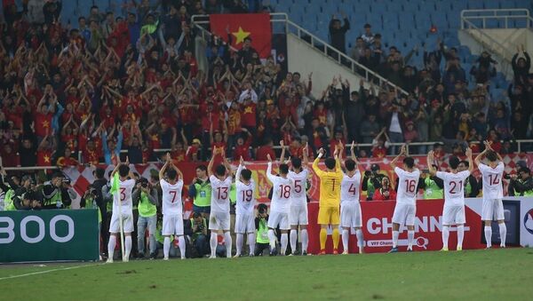 Các cầu thủ đội tuyển U23 Việt Nam chia vui với người hâm mộ sau trận đấu.  - Sputnik Việt Nam
