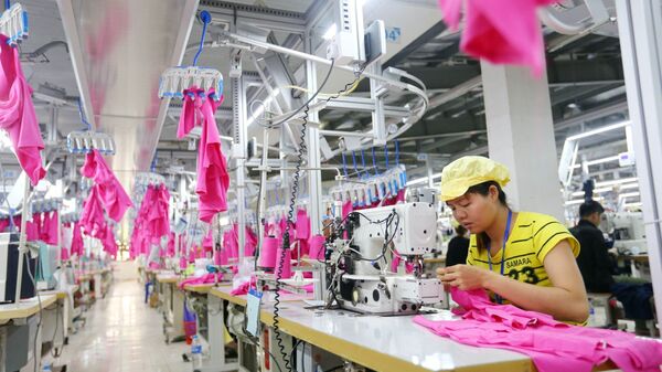 Sản xuất hàng may mặc xuất khẩu tại Công ty CP Minh Anh – Kim Liên, Khu công nghiệp Bắc Vinh (Nghệ An).  - Sputnik Việt Nam