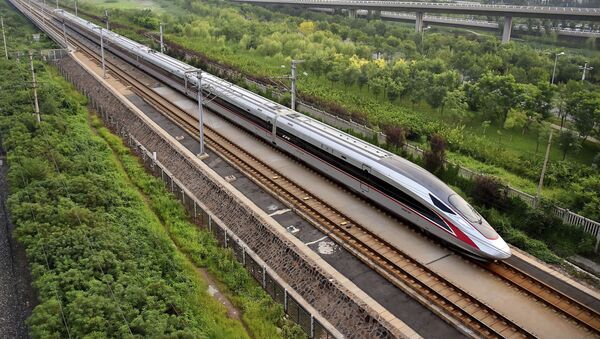 Новый китайский высокоскоростной поезд Фусин, движущиеся со скоростью 350 километров в час - Sputnik Việt Nam