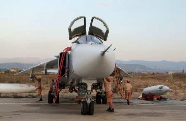 Nhân viên kỹ thuật bảo trì máy bay ném bom Su-24M. - Sputnik Việt Nam