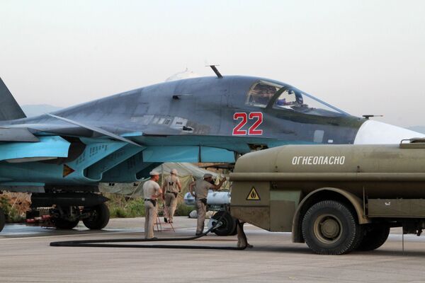 Nạp nhiên liệu cho máy bay tiêm kích-ném bom Su-34 - Sputnik Việt Nam