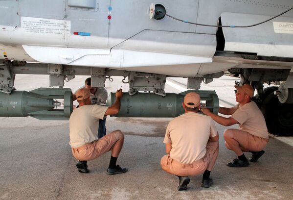 Chuyên viên kỹ thuật treo bom trên máy bay Su-24M. - Sputnik Việt Nam