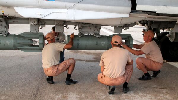 Chuyên viên kỹ thuật treo bom trên máy bay Su-24M. - Sputnik Việt Nam