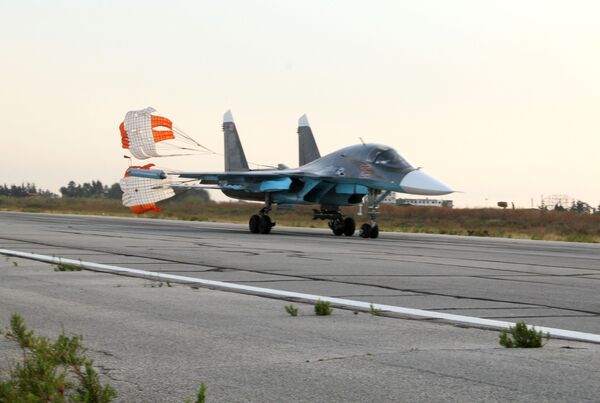 Máy bay ném bom Su-34 hạ cánh xuống phi trường Syria. - Sputnik Việt Nam