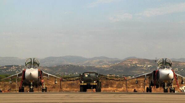 Cặp máy bay Su-24M và xe chuyên dụng đặc biệt tại phi trường ở Syria - Sputnik Việt Nam