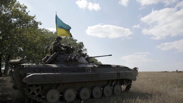 Lính Ukraina trên xe thiếp giáp ở khu vực gần Lugansk - Sputnik Việt Nam