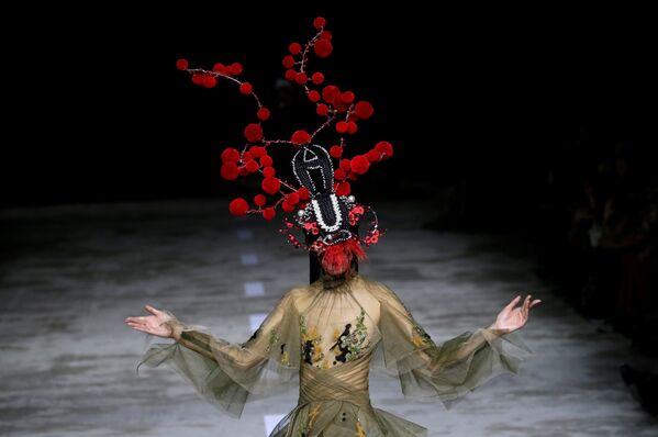 Người mẫu trình diễn bộ sưu tập Hu Sheguang tại Tuần lễ thời trang Bắc Kinh - Sputnik Việt Nam