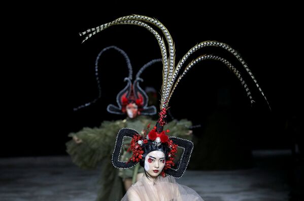 Người mẫu trình diễn bộ sưu tập Hu Sheguang tại Tuần lễ thời trang Bắc Kinh - Sputnik Việt Nam