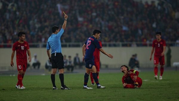 Quang Hải (số 19) liên tiếp nhận được sự chăm sóc nhiệt tình của các hậu vệ U23 Thái Lan, trong đó có pha phạm lỗi của T.Kannarin (số 12) buộc trọng tài phải rút thẻ vàng cho cầu thủ này.  - Sputnik Việt Nam