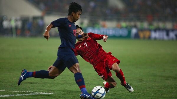 Triệu Việt Hưng (số 7) cố gắng ngăn cản pha đi bóng của cầu thủ U23 Thái Lan.  - Sputnik Việt Nam