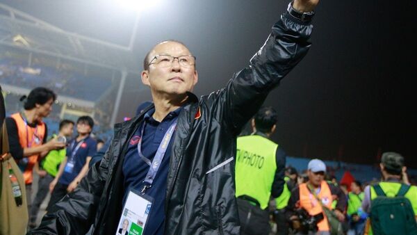 HLV Park Hang-seo giơ tay chào và cám ơn người hâm mộ đã đến sân cổ vũ cho U23 Việt Nam.  - Sputnik Việt Nam