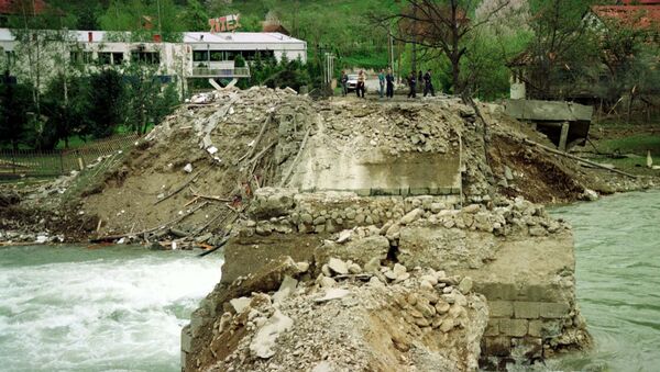Cây cầu bắc qua sông Lim ở thành phố Murino, Montenegro, bị phá hủy do vụ đánh bom của NATO, 1999 - Sputnik Việt Nam