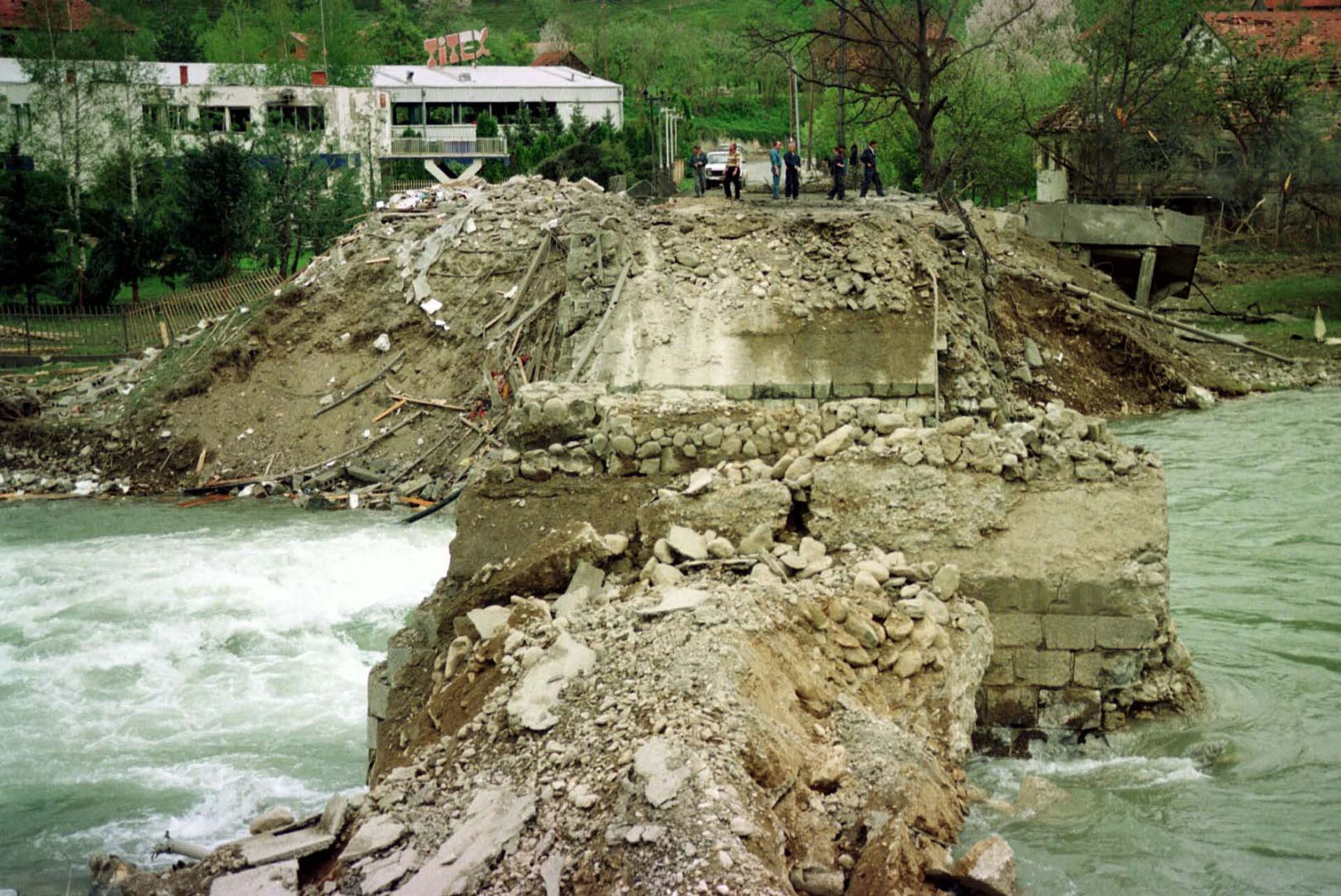 Cây cầu bắc qua sông Lim ở thành phố Murino, Montenegro, bị phá hủy do vụ đánh bom của NATO, 1999 - Sputnik Việt Nam, 1920, 25.03.2024