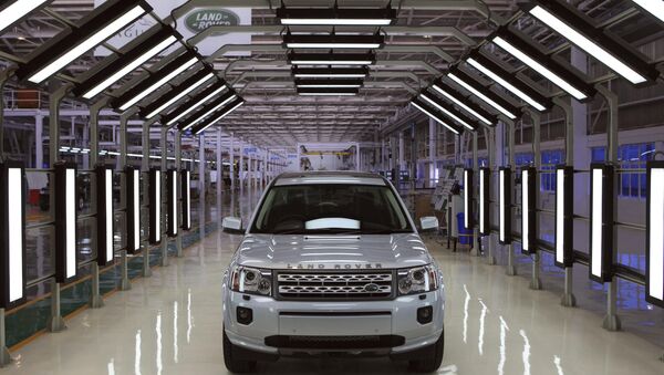 A Jaguar Land Rover car sits at an assembly plant in Pune, India - Sputnik Việt Nam