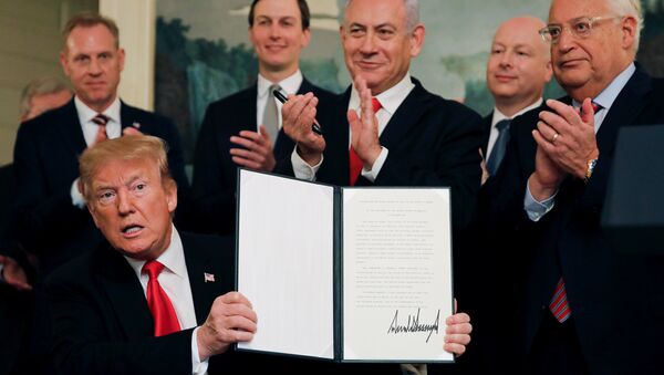 Tổng thống Mỹ Donald Trump và Thủ tướng Israel Benjamin Netanyahu cùng nhau giơ cao văn bản của phía Mỹ, công nhận Cao nguyên Golan là một phần lãnh thổ của Israel - Sputnik Việt Nam