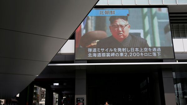 Nhà lãnh đạo Triều Tiên Kim Jong-un trên màn hình ở Tokyo  - Sputnik Việt Nam