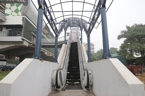 Sát ngày khai thác thương mại, nhiều nhà ga tuyến đường sắt Cát Linh - Hà Đông vẫn ngổn ngang, hư hỏng Sát ngày khai thác thương mại, nhiều nhà ga tuyến đường sắt Cát Linh - Hà Đông vẫn ngổn ngang, hư hỏng - Sputnik Việt Nam