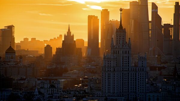 Hoàng hôn trên nền tòa nhà chọc trời phố bờ sông Kotelnicheskaya, trung tâm thương mại quốc tế Moscow-City và tòa nhà Bộ Ngoại giao Nga tại Moskva - Sputnik Việt Nam