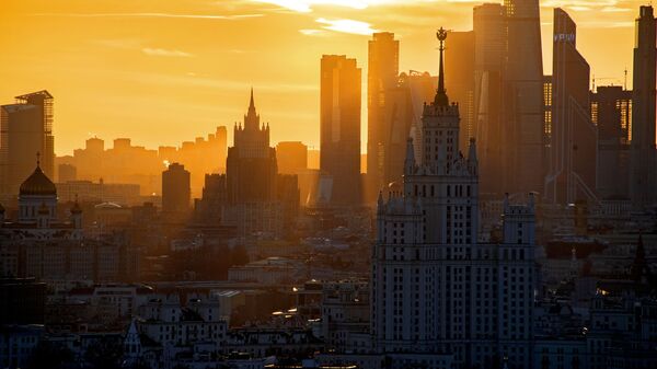 Hoàng hôn trên nền tòa nhà chọc trời phố bờ sông Kotelnicheskaya, trung tâm thương mại quốc tế Moscow-City và tòa nhà Bộ Ngoại giao Nga tại Moskva - Sputnik Việt Nam