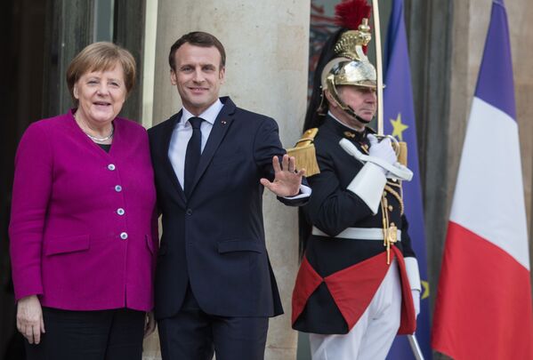 Thủ tướng Liên bang Đức Angela Merkel và Tổng thống Pháp Emmanuel Macron trong cuộc gặp của các nhà lãnh đạo EU và Trung Quốc tại Cung điện Elysée ở Paris - Sputnik Việt Nam