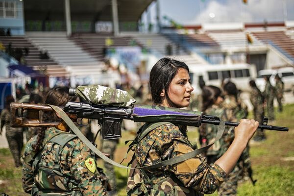 Các cô gái Đội nữ tự vệ (YPJ) tham gia diễu hành quân sự kỉ niệm tiêu diệt hoàn toàn tàn quân “Nhà nước Hồi giáo” ở Hasaka, miền Đông Syria - Sputnik Việt Nam