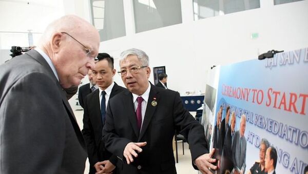 Thượng tướng Nguyễn Chí Vịnh giới thiệu với Thượng nghị sĩ Leahy một số hình ảnh khắc phục hậu quả chiến tranh ở Việt Nam - Sputnik Việt Nam