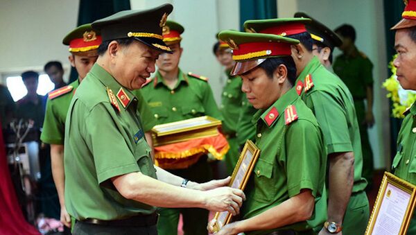 Bộ trưởng Bộ Công an Tô Lâm khen thưởng các lực lượng phá chuyên án ma túy 218LP của Bộ Công an và thành tích của Công an TP.HCM bắt giữ 895 bánh heroin chiều 29-3  - Sputnik Việt Nam