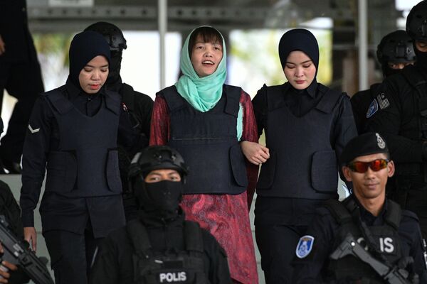 Đoàn Thị Hương nở nụ cười khi cô bị áp giải tại tòa thượng thẩm ở Shah Alam, Malaysia sáng 1-4 - Sputnik Việt Nam