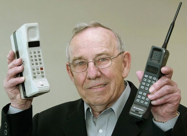 Cựu lãnh đạo Motorola Design Rudi Krolopp với điện thoại di động đầu tiên DynaTAC 8000X và điện thoại di động đầu tiên International 3200, năm 2003 - Sputnik Việt Nam