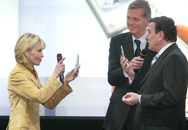 Doris Schroeder-Kepf chụp ảnh chồng, Thủ tướng Gerhard Schroeder bằng điện thoại di động có camera tích hợp - Sputnik Việt Nam