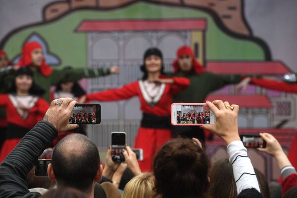 Khán giả dùng điện thoại di động quay hình buổi hòa nhạc tại lễ hội văn hóa Gruzia “Tbilisoba” trong Vườn Hermitage, Moskva, năm 2018 - Sputnik Việt Nam