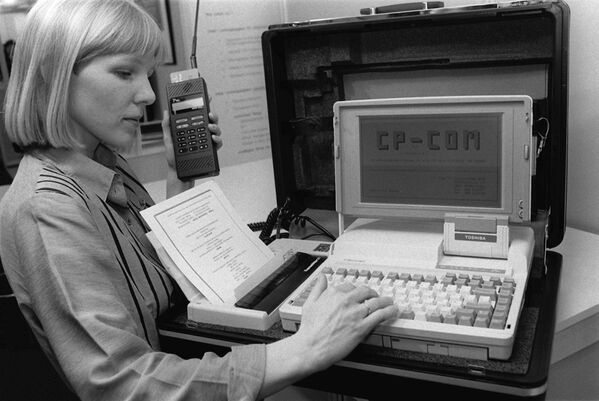 Cặp đựng văn phòng di động với máy tính xách tay, máy in và điện thoại di động được giới thiệu tại triển lãm công nghệ CeBit ở Hanover, Đức, năm 1990 - Sputnik Việt Nam