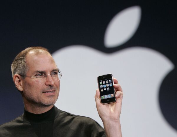 Giám đốc điều hành Apple Apple Steve Jobs cầm chiếc Iphone tại hội nghị MacWorld, San Francisco, năm 2007 - Sputnik Việt Nam