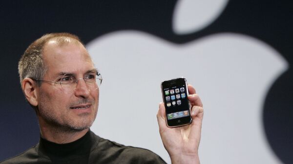 Giám đốc điều hành Apple Apple Steve Jobs cầm chiếc Iphone tại hội nghị MacWorld, San Francisco, năm 2007 - Sputnik Việt Nam