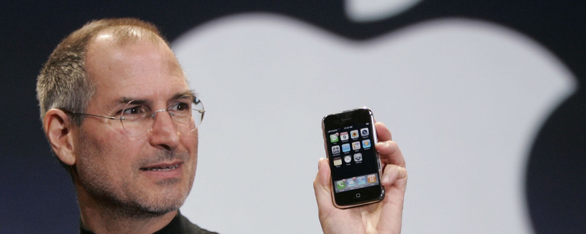 Giám đốc điều hành Apple Apple Steve Jobs cầm chiếc Iphone tại hội nghị MacWorld, San Francisco, năm 2007 - Sputnik Việt Nam, 1920, 22.05.2020