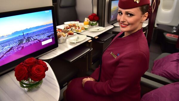 Tiếp viên hàng không Qatar Airways trong khoang hạng thương gia trên máy bay Boeing 777 - Sputnik Việt Nam