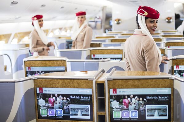 Khoang máy bay chở khách Airbus A380-800 của hãng hàng không Emirates Airlines - Sputnik Việt Nam