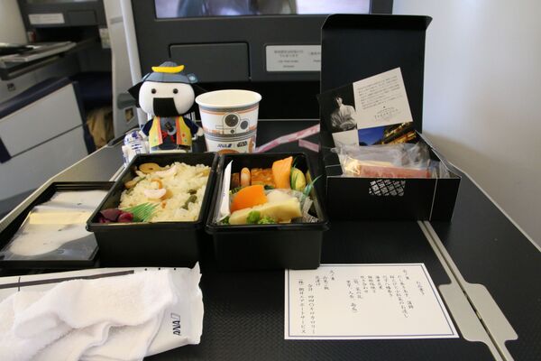 Suất ăn trên máy bay Boeing 777-381 (ER) của hãng hàng không All Nippon Airways - Sputnik Việt Nam
