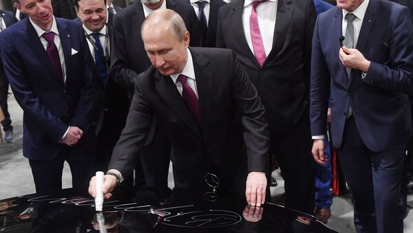 Tổng thống Vladimir Putin tham dự lễ khai trương nhà máy sản xuất xe hơi “Mercedes-Benz” thuộc tập đoàn “Daimler ” - Sputnik Việt Nam