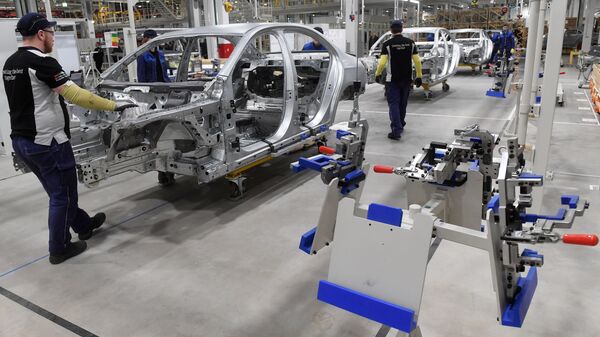 Các nhân viên trong phân xưởng của nhà máy sản xuất xe hơi “Mercedes-Benz” thuộc tập đoàn “Daimler” ở ngoại ô Matxcơva - Sputnik Việt Nam